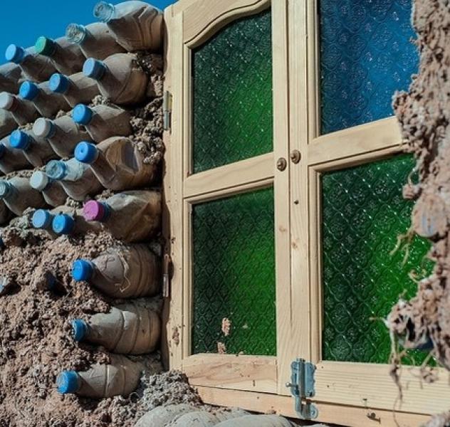 Tin tức Chai nhựa bỏ đi trở thành… “gạch” xây nhà?